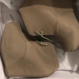 Taupe/Beige platform suede bootie with laces